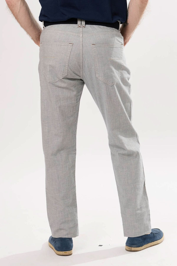 Pantalon en lin léger avec coupe droite et poches arrière, idéal pour la saison chaude.