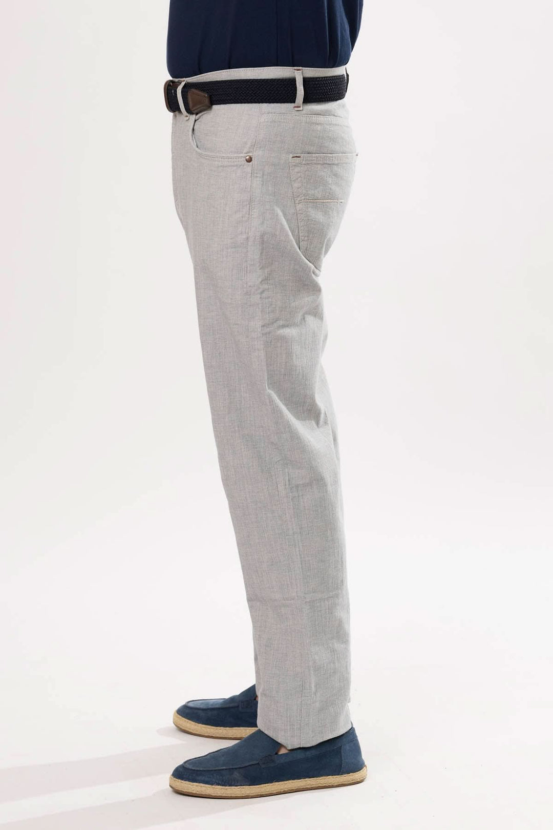 Pantalon en lin léger, coupe droite légèrement fuselée, parfait pour la saison chaude.