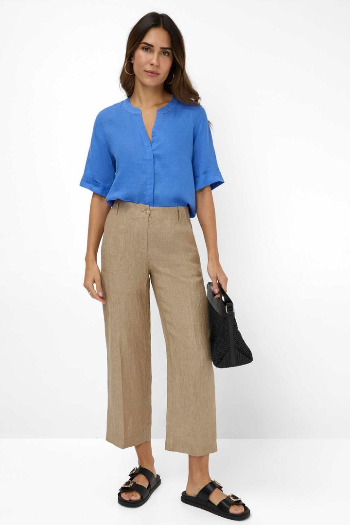 Femme portant un Pantalon en lin MAINE S à jambe large et chemise bleue, look décontracté pour l&