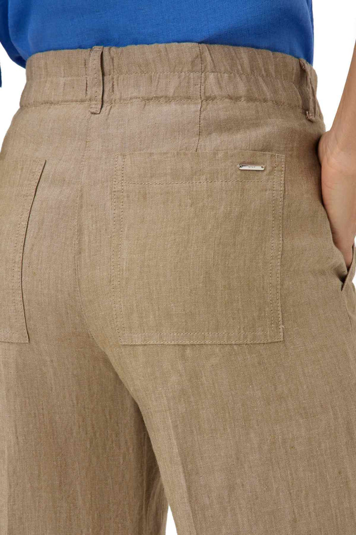 Détail du Pantalon en lin MAINE S avec poches, montrant une silhouette fluide et confortable, idéal pour la saison estivale.