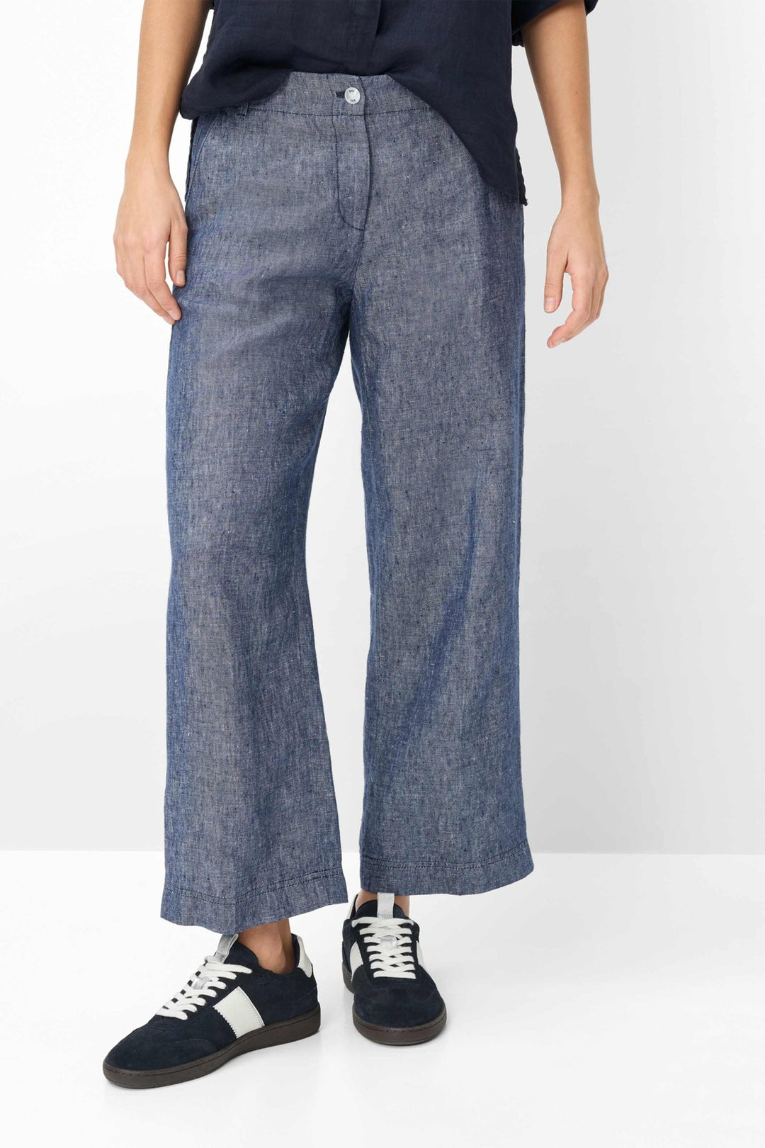 Pantalon en lin MAINE S à jambe large et longueur écourtée, offrant confort et légèreté pour la saison estivale.