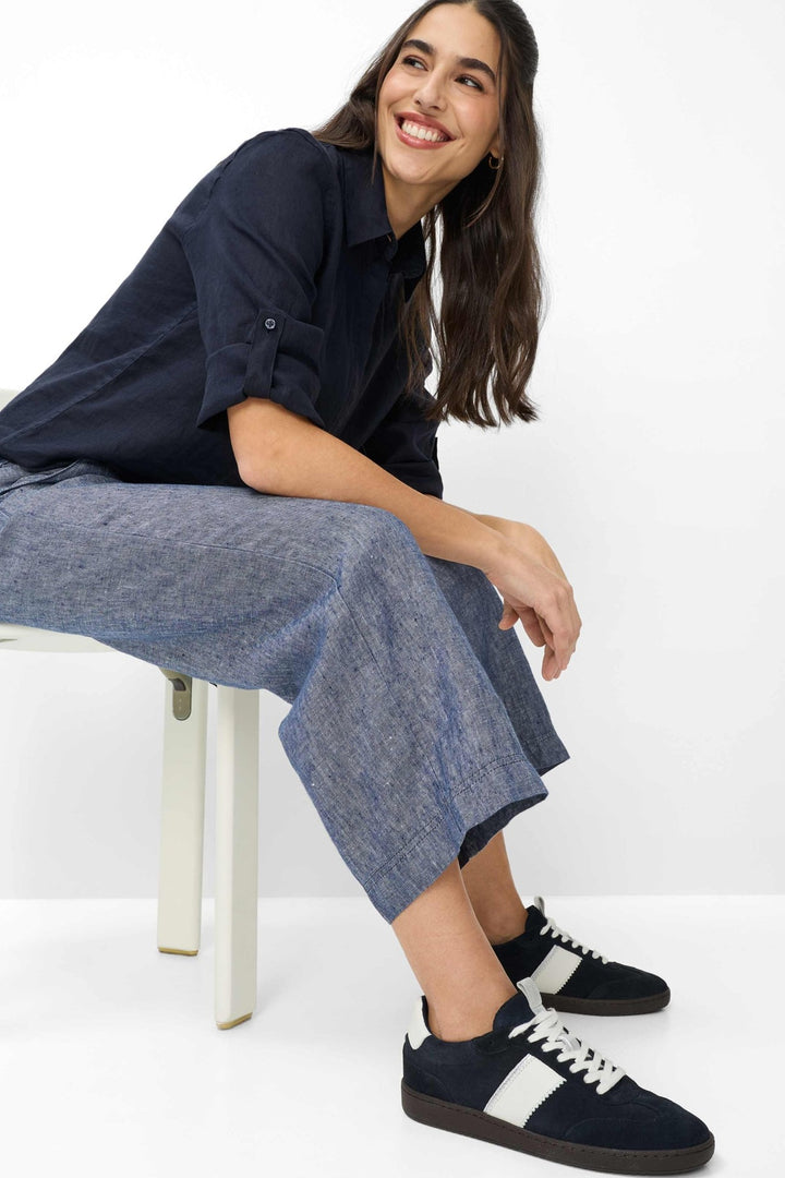 Femme portant un Pantalon en lin MAINE S à jambe large, idéal pour l&