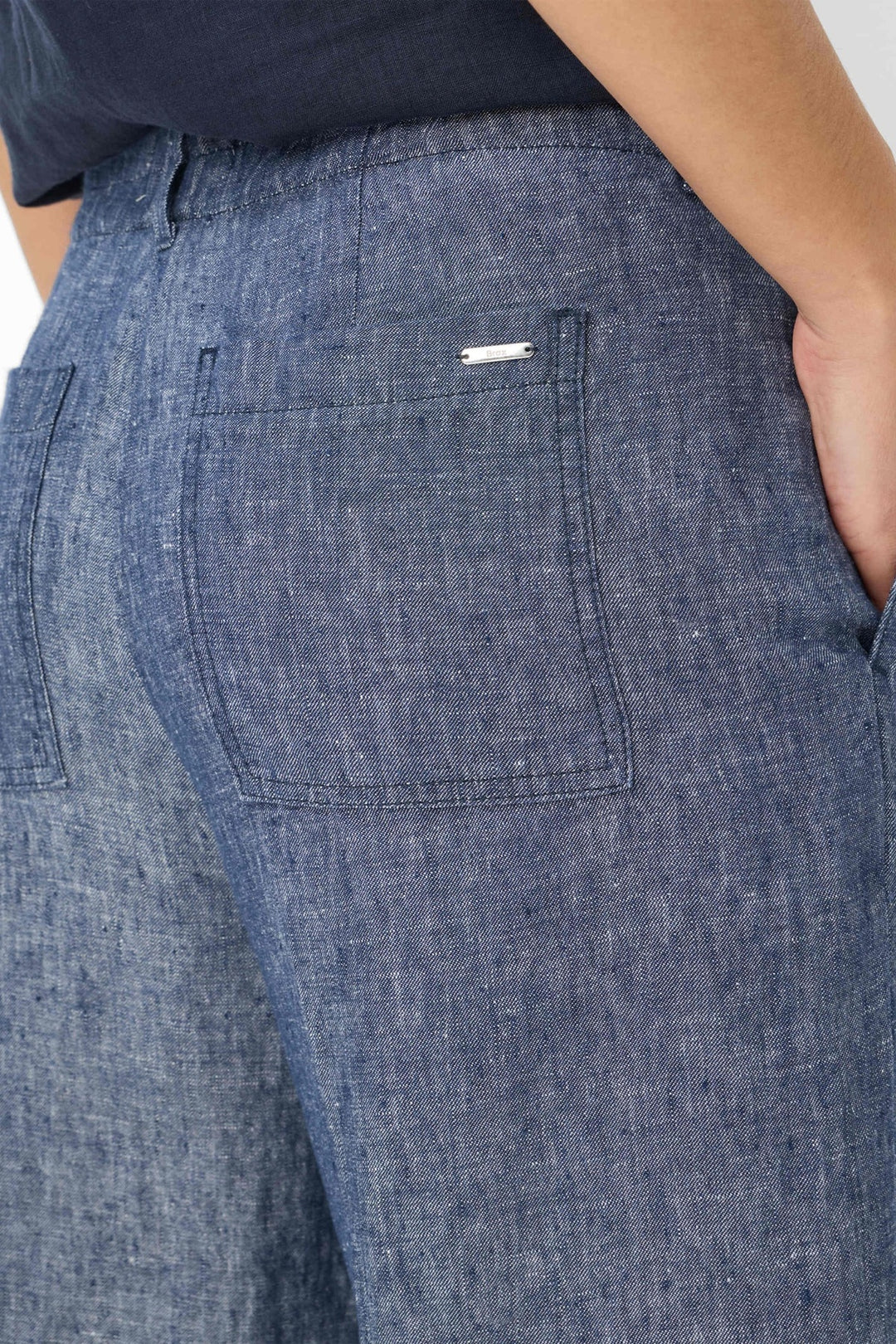 Vue de dos du Pantalon en lin MAINE S à jambe large et poche arrière, parfait pour un look estival décontracté.
