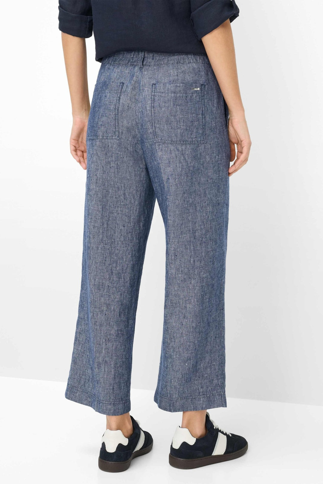 Pantalon en lin MAINE S à jambe large, denim bleu, taille mi-haute, avec poches arrière. Idéal pour style décontracté et estival.
