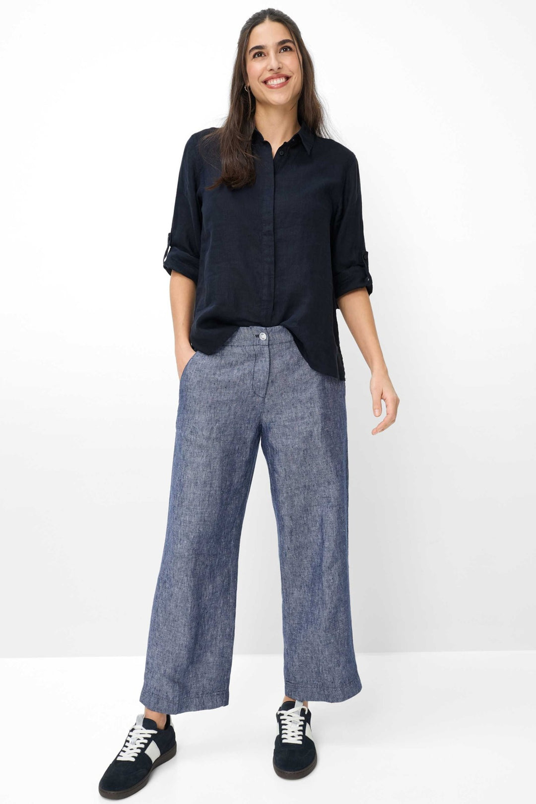 Femme portant le Pantalon en lin MAINE S à jambe large, idéal pour l&