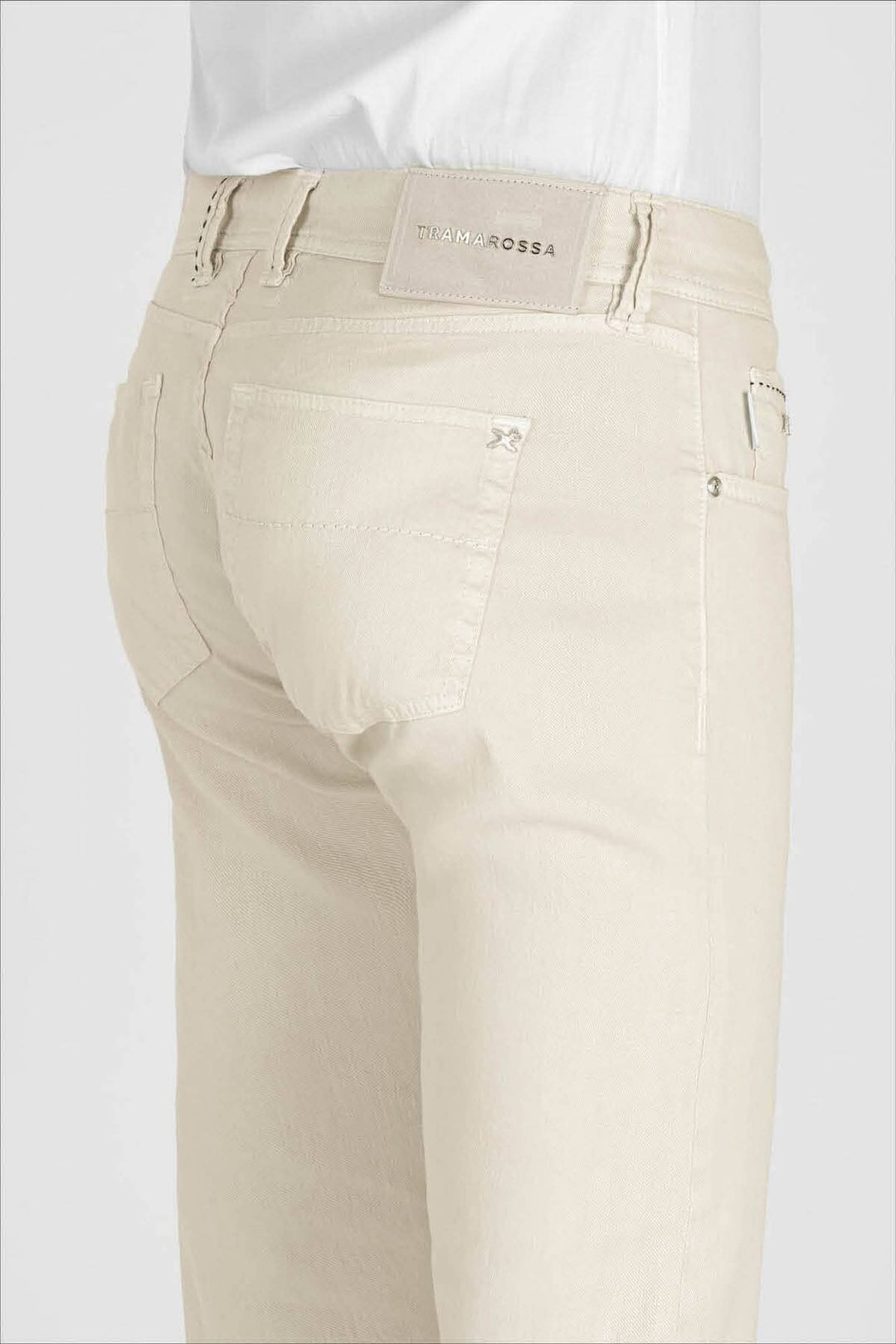 Pantalon en lin italien Tramarossa, couleur clair, avec finition argentée et détails élégants.