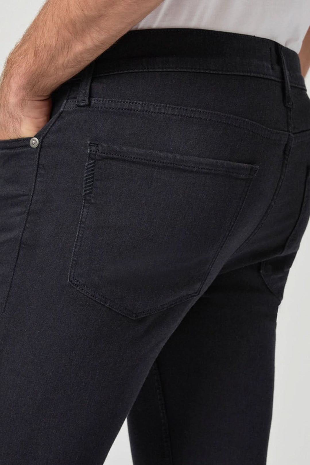 Vue arrière du Pantalon en micro corduroy noir mettant en avant sa coupe ajustée emblématique et sa texture douce et élastique.