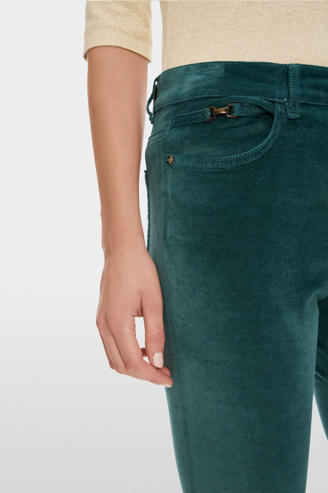 Pantalon en velours vert en coupe slim, mettant en avant la poche décorative et la texture douce.