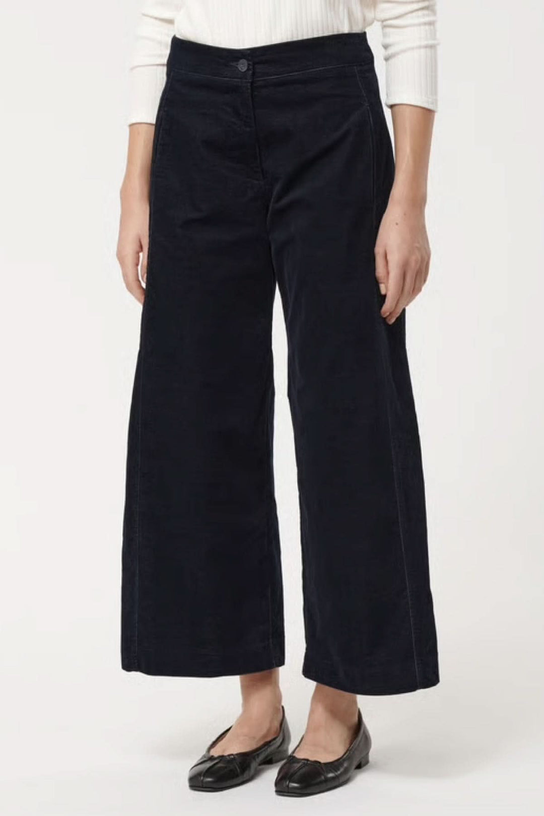 Pantalon en velours côtelé, coupe ample et raccourcie, tissu raffiné, idéal pour l'automne et l'hiver, confort et style garantis.