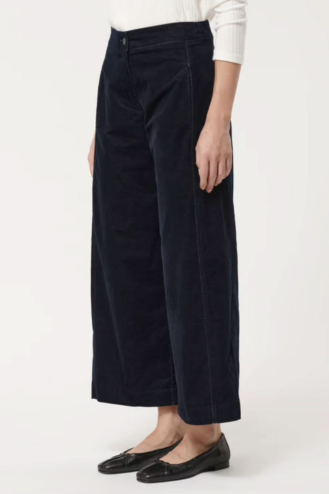 Pantalon large en velours côtelé bleu marine, style pour automne et hiver, avec taille classique, idéal avec chandail ou chemise fluide.