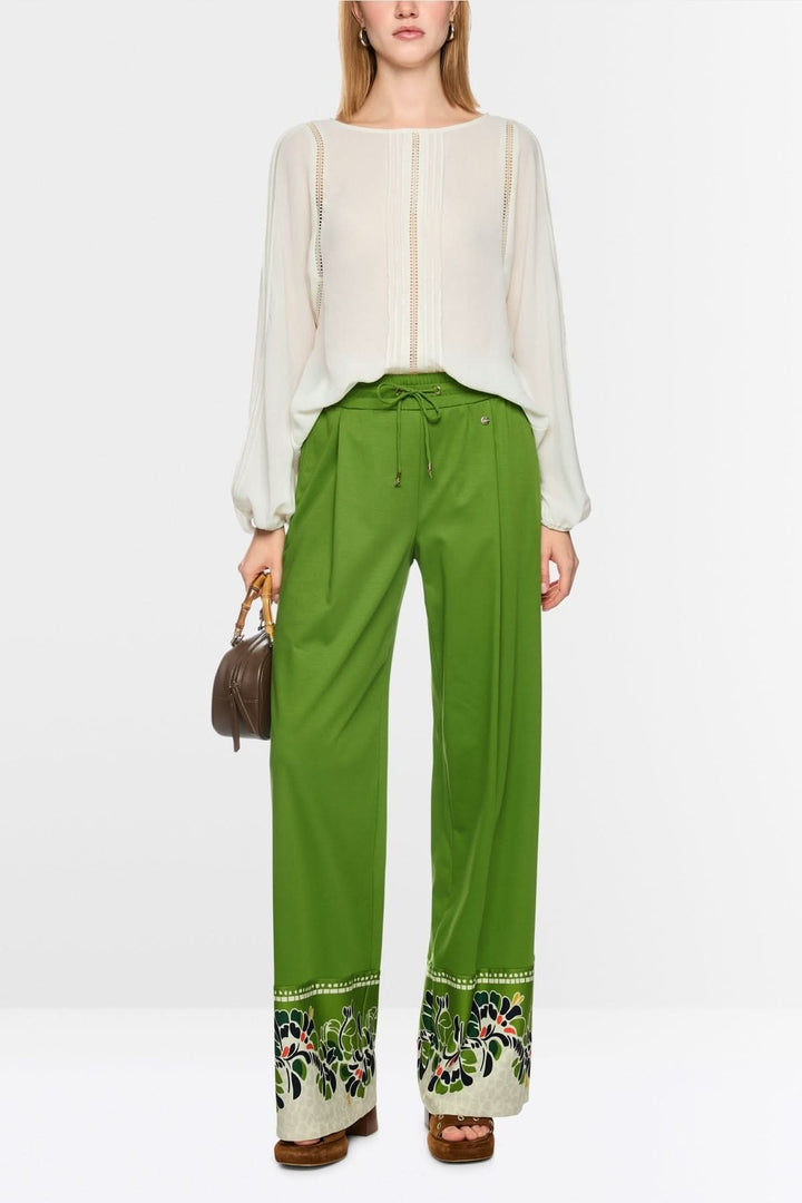 Femme portant un pantalon à enfilé à fleurs d&