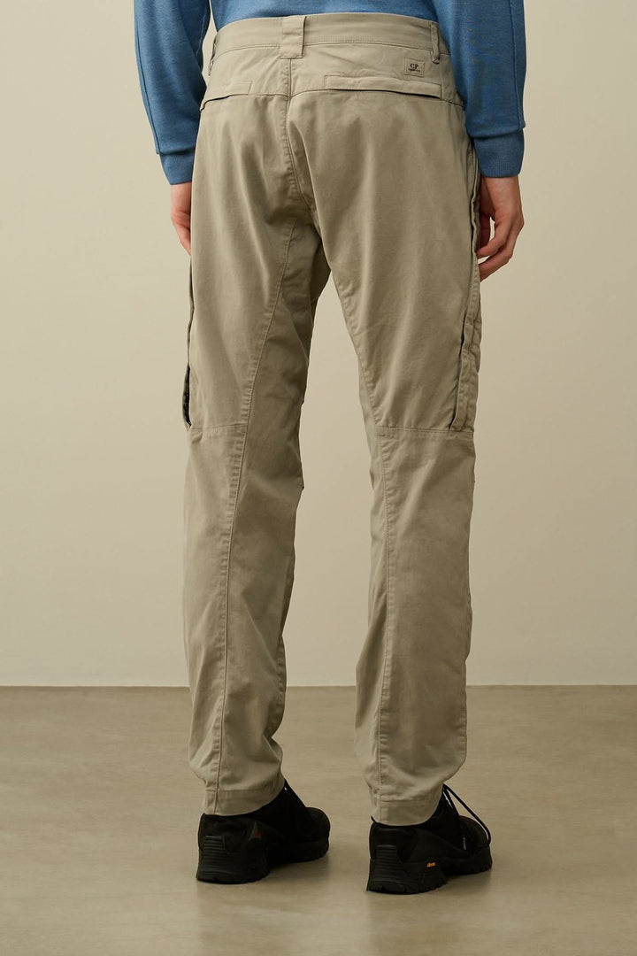 Pantalon ergonomique en satin extensible, coupe moderne avec poches et détails brodés, vue arrière.