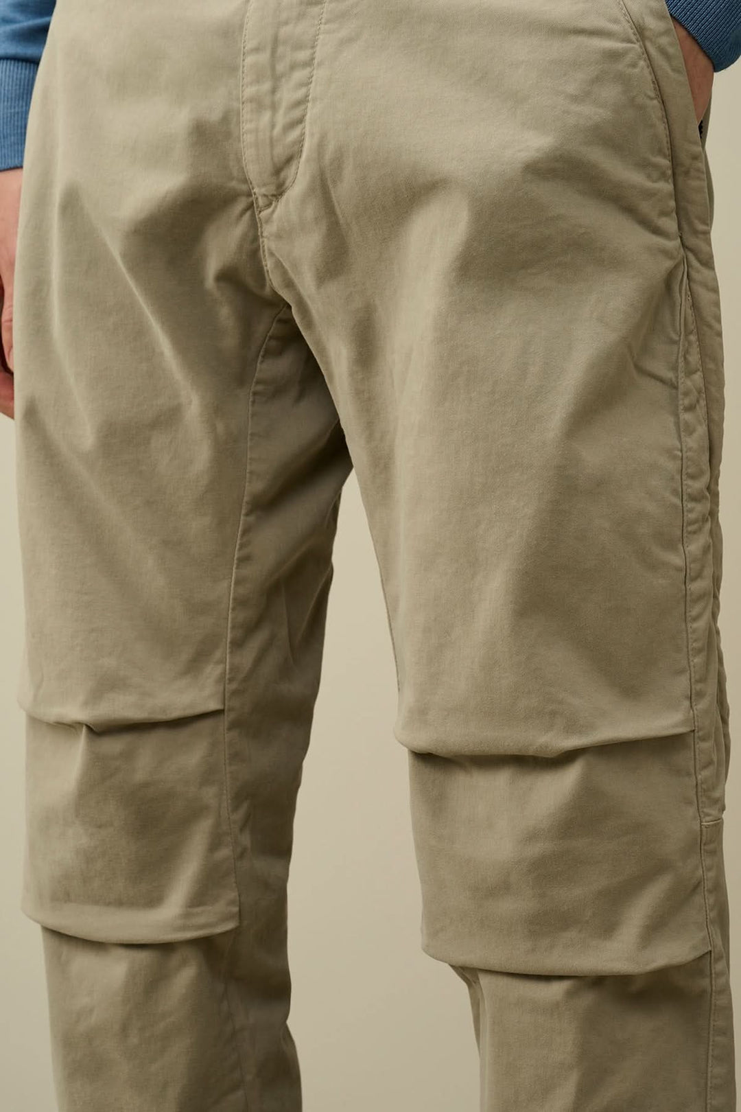 Pantalon ergonomique extensible en satin, couleur beige, avec poches latérales et arrière, coupe ajustée.