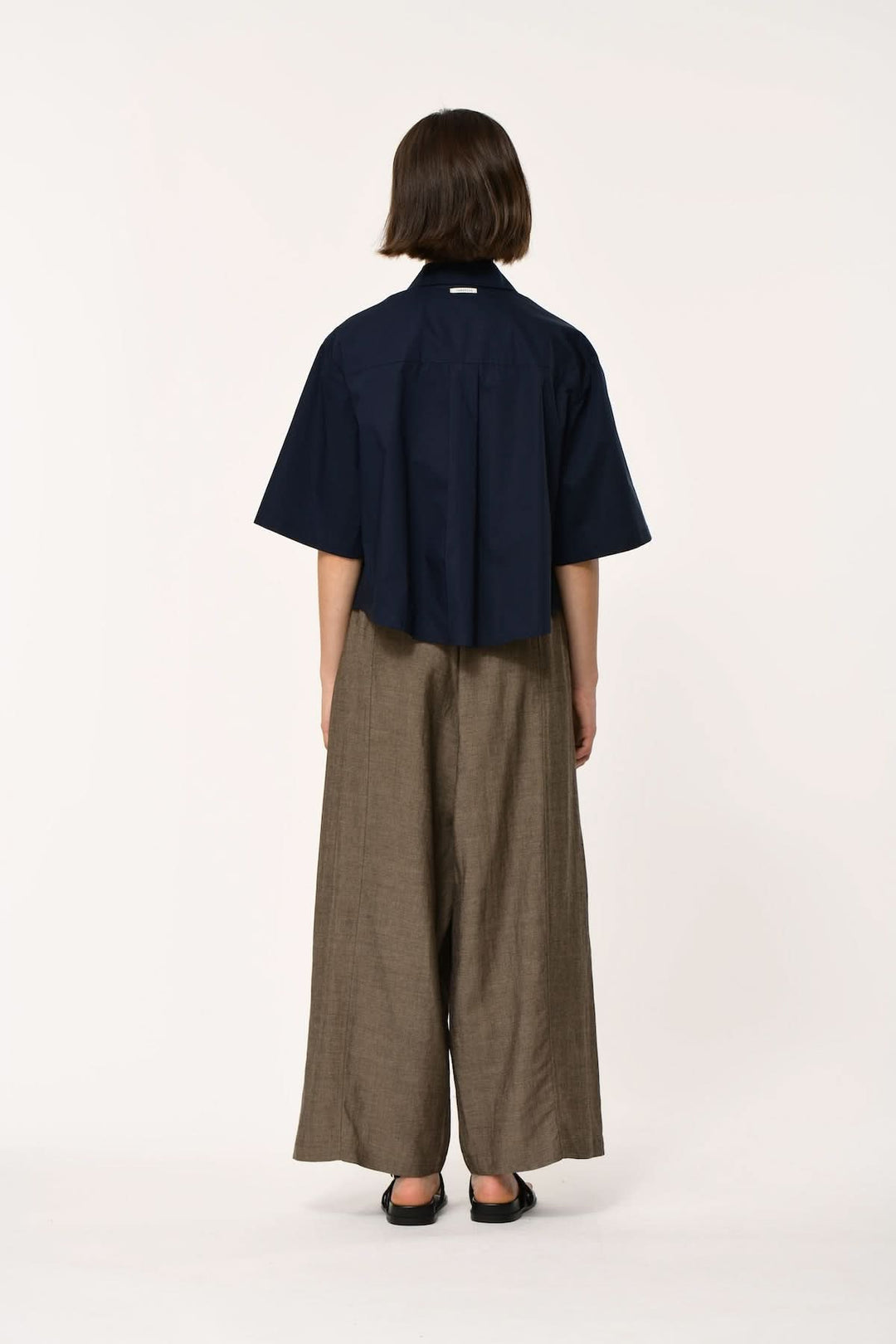 Pantalon fluide à coupe large JOAN, confort absolu, style moderne et décontracté pour une garde-robe polyvalente, vue de dos.