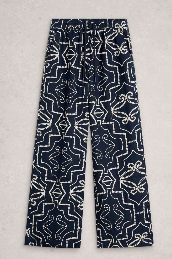 Pantalon fluide imprimé à jambe large avec motif graphique noir et blanc, coupe ample et taille élastique pour un confort optimal.