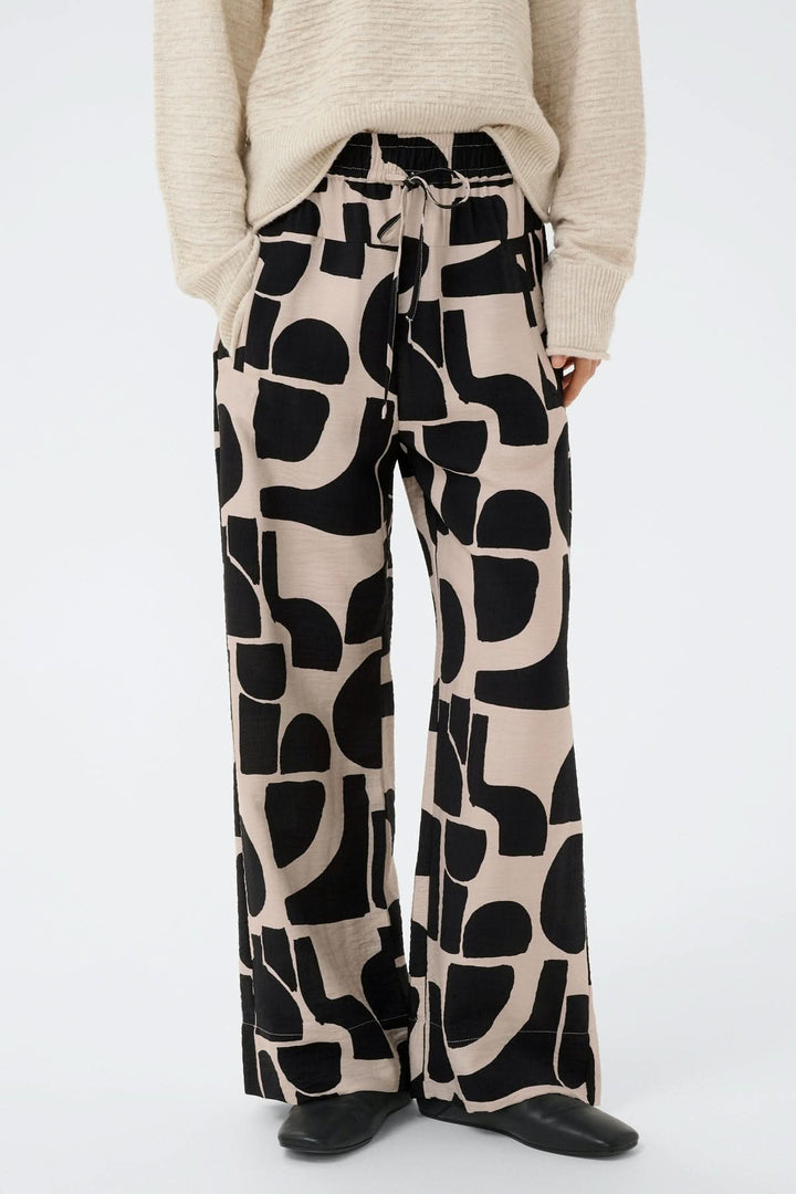 Pantalon fluide motif abstrait Lynn à jambe large avec taille élastique et poches, offrant un style moderne et décontracté.