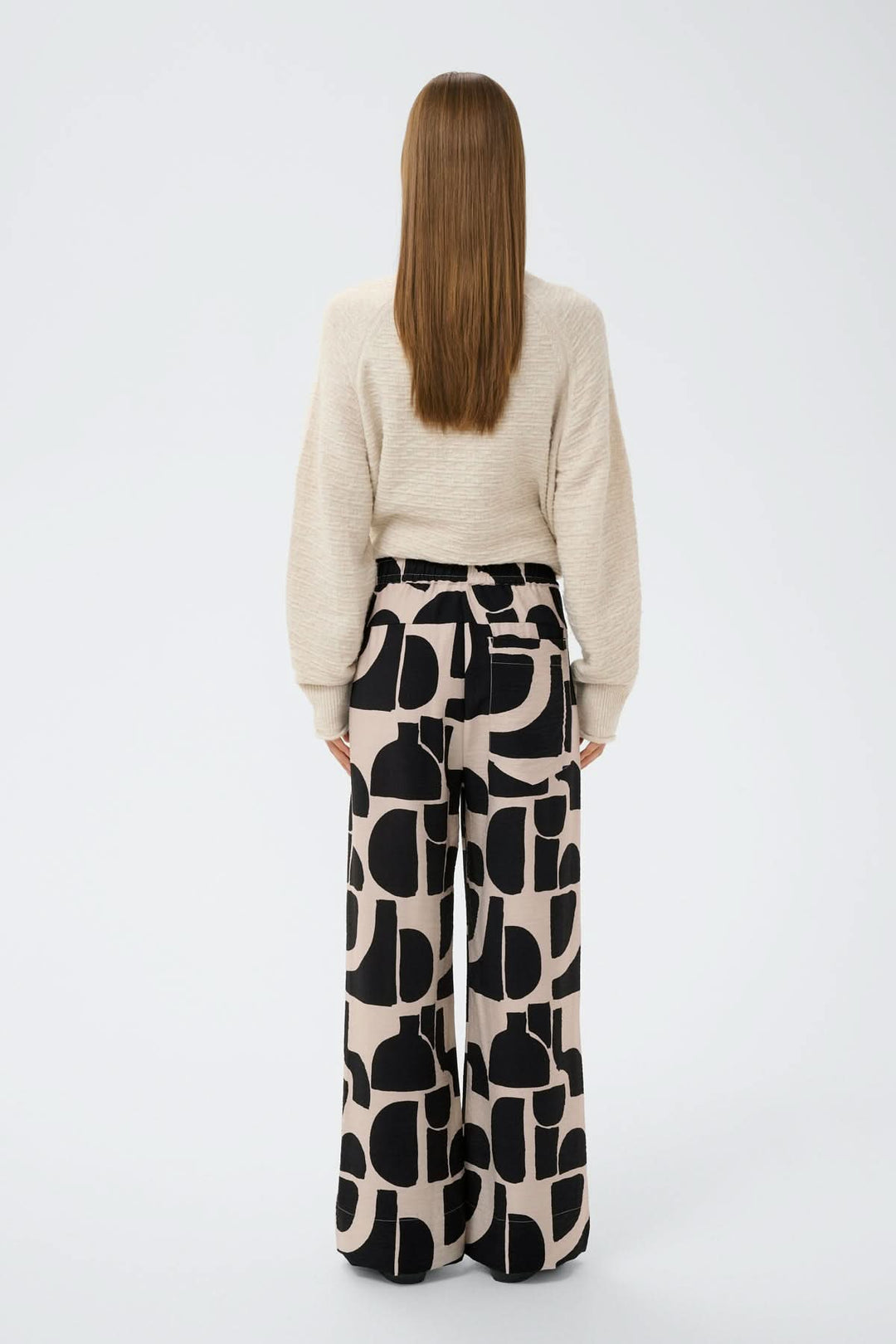 Vue arrière du Pantalon fluide motif abstrait Lynn avec large jambe et taille élastique, porté par une personne de profil.