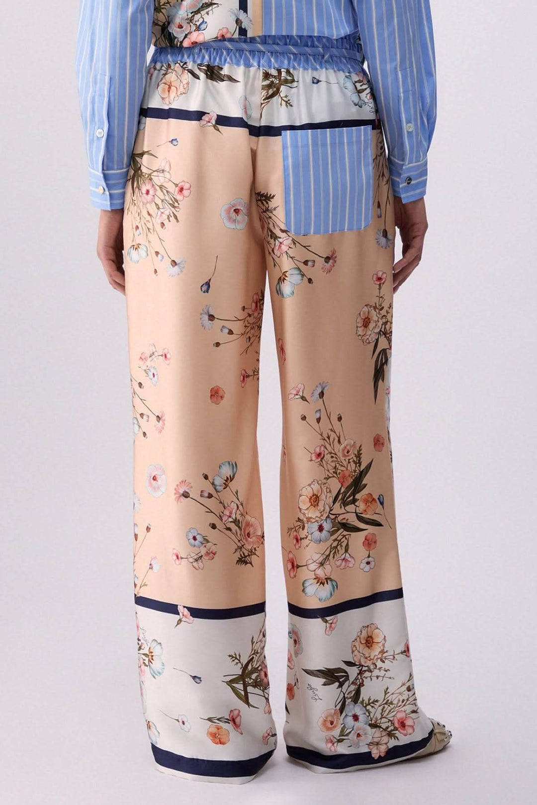 Pantalon fluide à motifs et rayures contrastées avec silhouette élégante et tissu léger, coupe ample pour confort optimal.