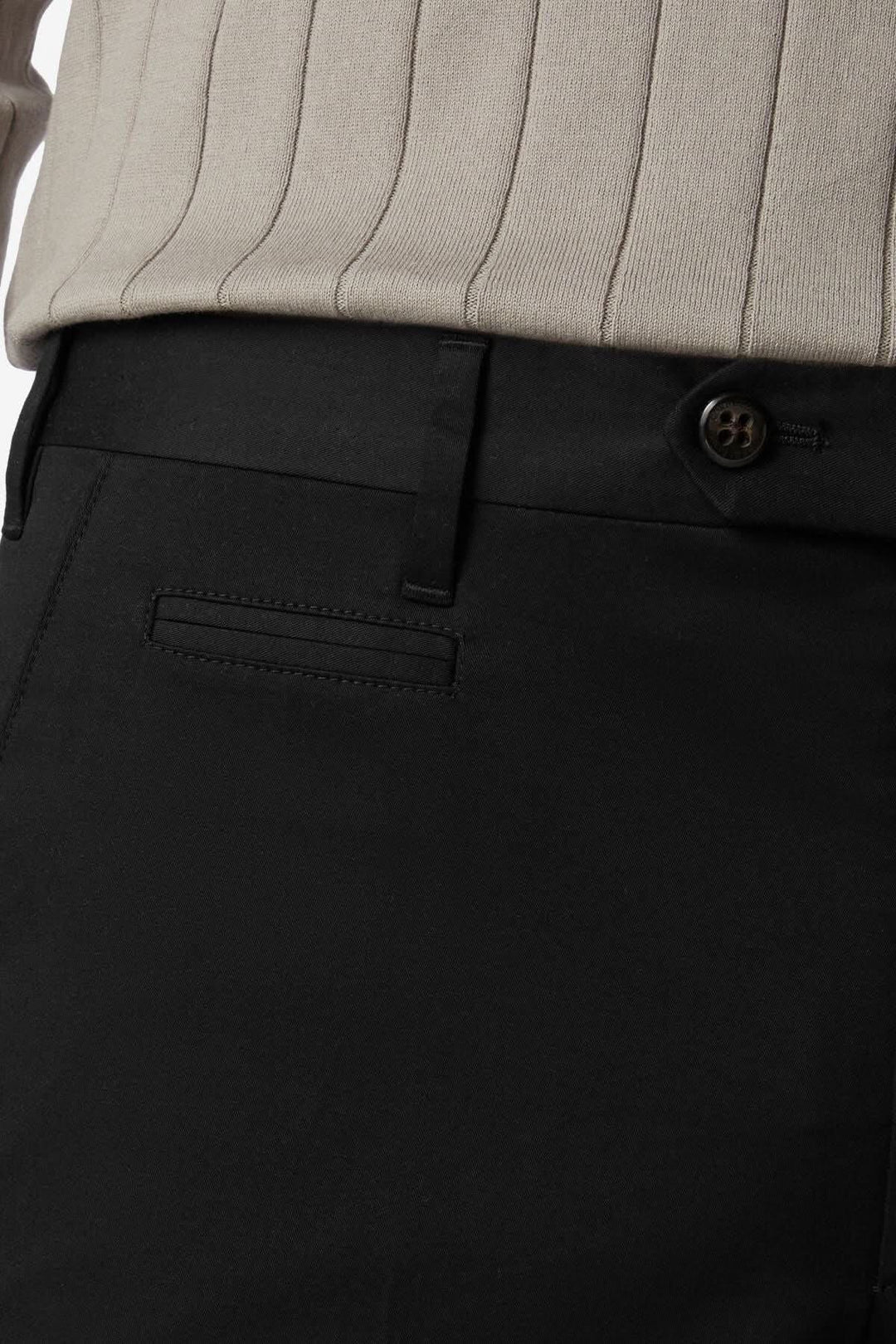 Pantalon habillé en gabardine de coton noir, coupe contemporaine, poches et bouton.
