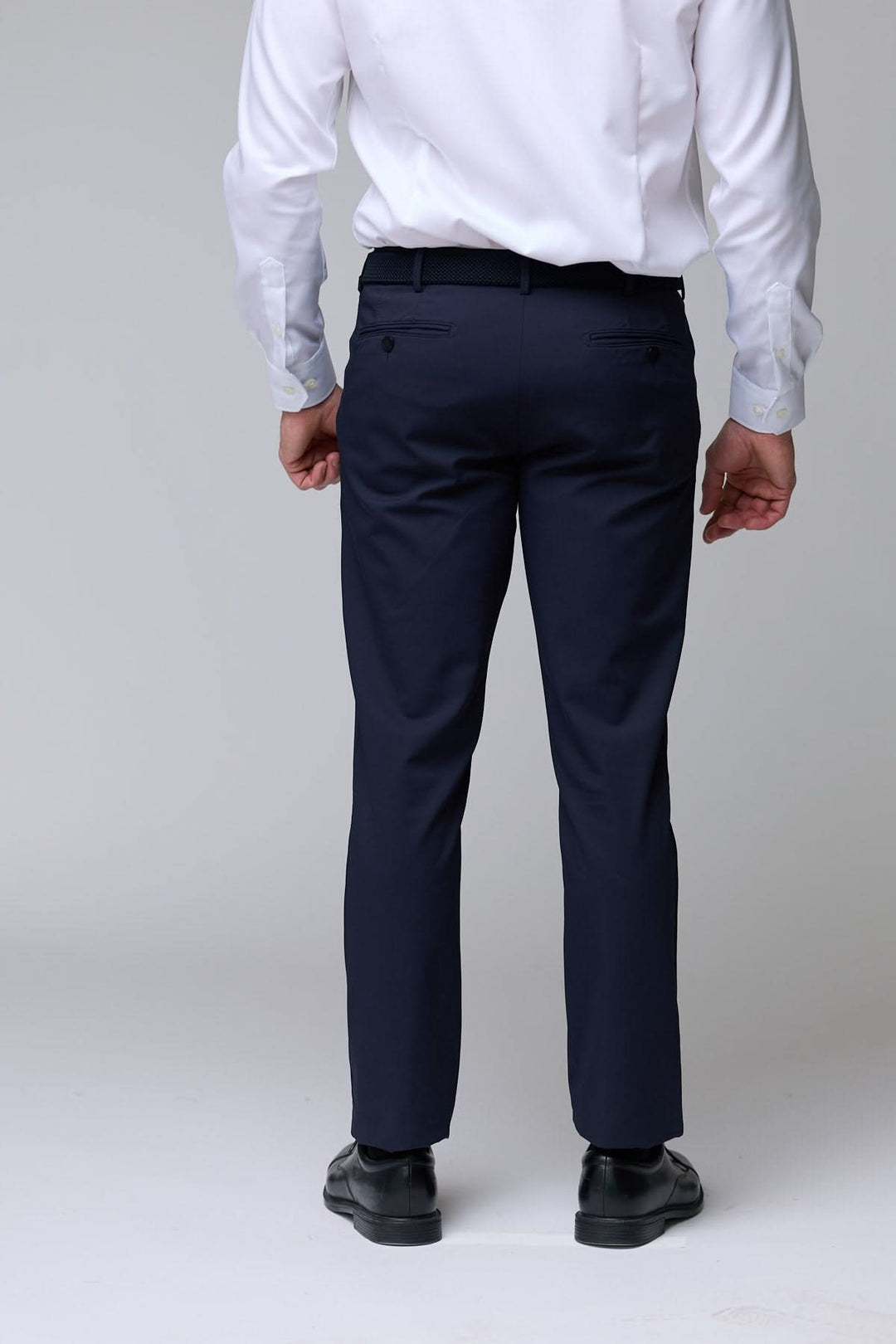 Pantalon habillé extensible, coupe droite, homme en chemise blanche, vue de dos, tissu confortable, style professionnel.