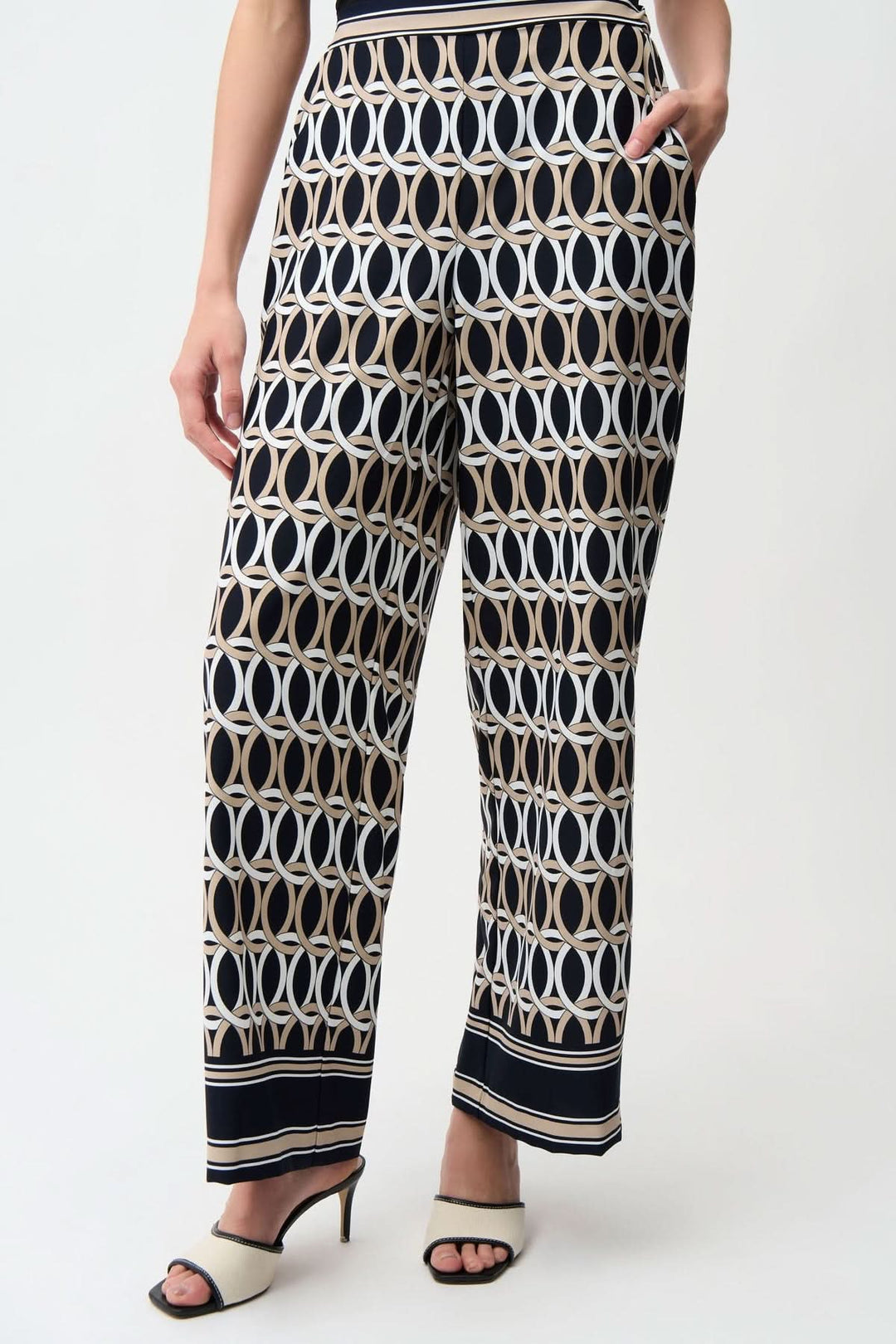 Pantalon imprimé fluide avec motif graphique, coupe droite, taille élastique, poches latérales, tenue élégante pour mode décontractée.