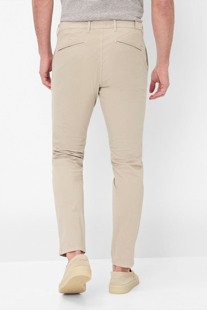Pantalon jambe droite Silvio beige, vue arrière, tissu léger et coupe classique pour un look décontracté.
