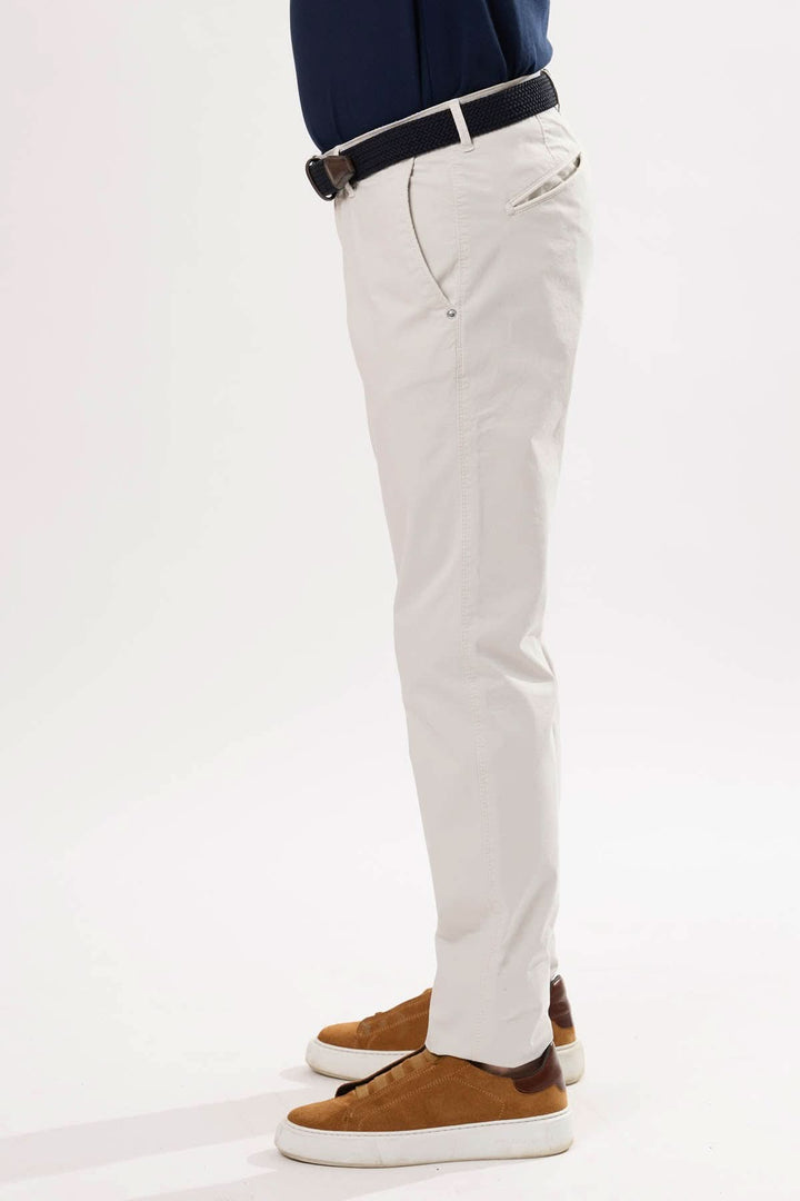 Pantalon jambe droite Silvio, coupe classique, léger et extensible pour un look décontracté ou soigné.