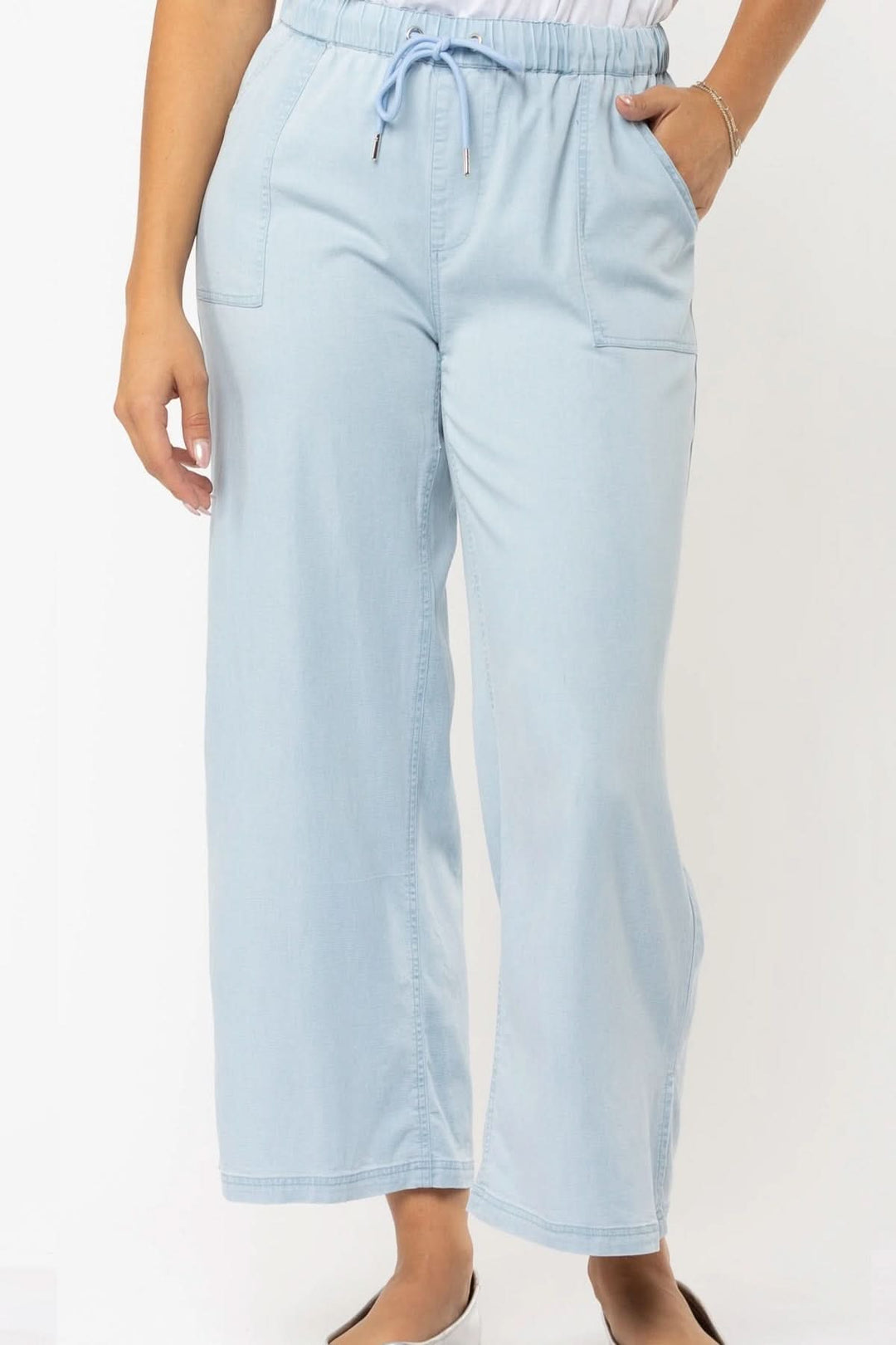 Pantalon à jambe large en denim léger, taille élastique, couleur bleu clair, idéal pour un style décontracté.