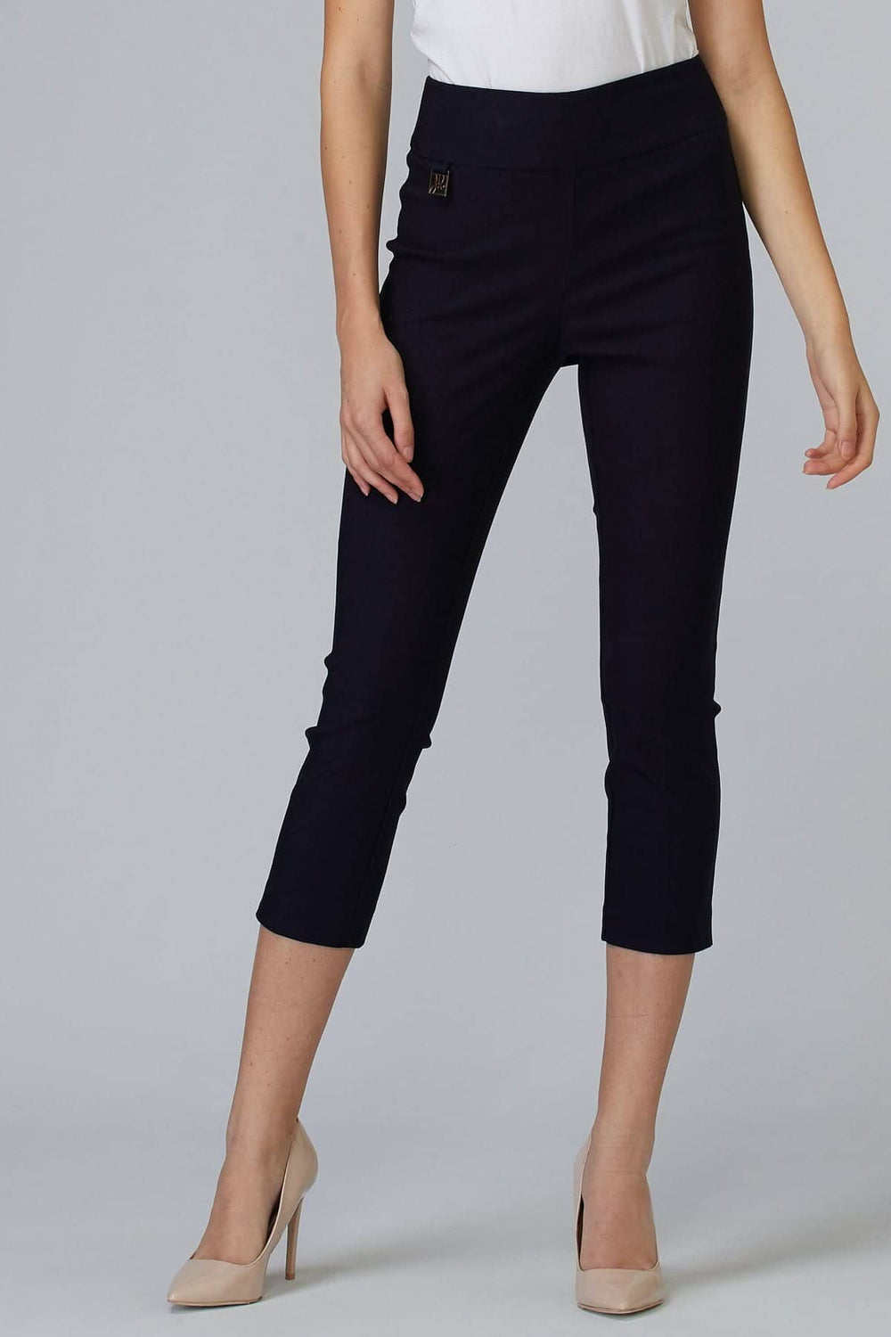 Pantalon à la cheville ajusté, confort à porter, en tissu résistant, longueur 7/8, porté avec un haut blanc.