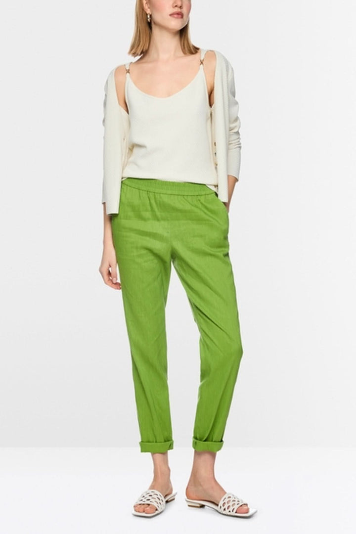 Pantalon léger à enfiler RHODOS en lin vert porté par un mannequin, avec ceinture élastique et poches, pour une tenue estivale décontractée.