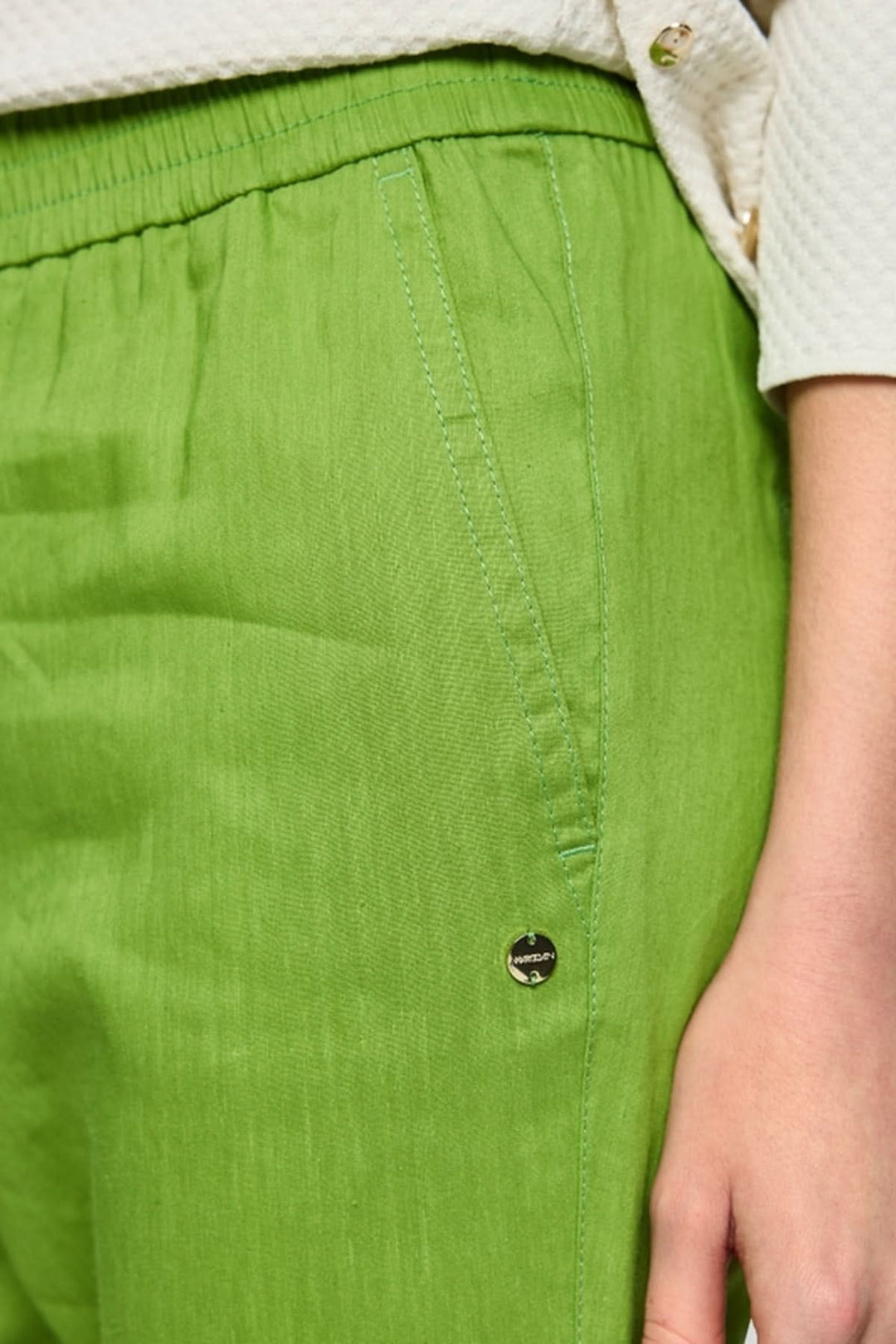 Gros plan sur le Pantalon léger à enfiler RHODOS en lin vert avec ceinture élastique et poche diagonale.