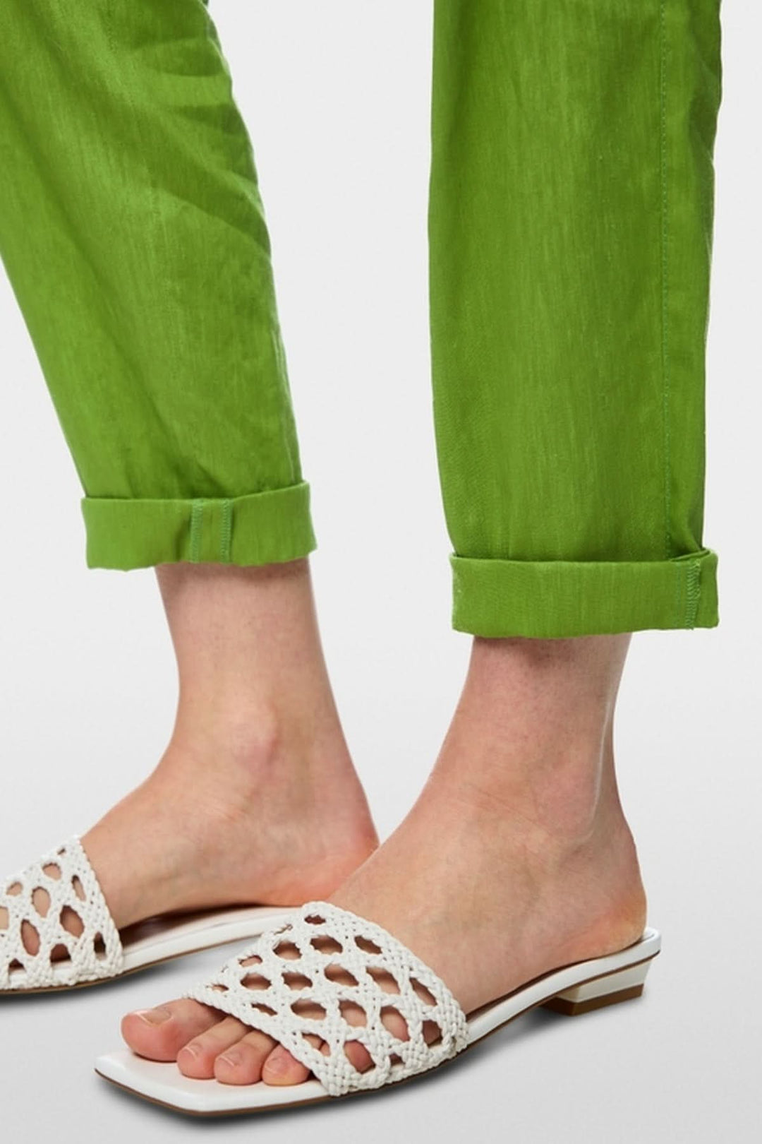 Pantalon léger à enfiler RHODOS en lin vert avec coupe décontractée, poches en biais, et ceinture élastique, idéal pour l&