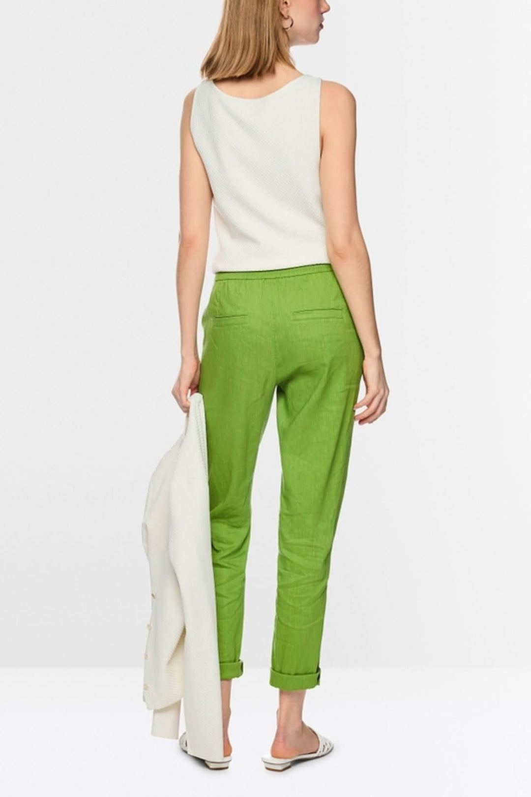 Femme portant un Pantalon léger à enfiler RHODOS vert en lin avec ceinture élastique, poches en biais et arrière, de dos