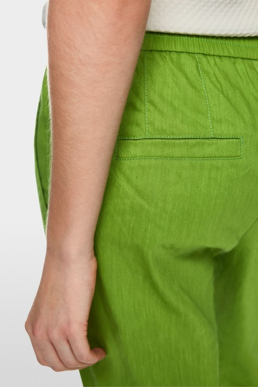 Détail arrière du Pantalon léger à enfiler RHODOS, vert, avec ceinture élastique et poche.
