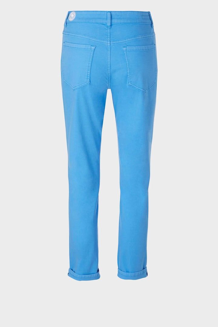 Pantalon décontracté bleu, à coupe classique avec ourlet retroussé, alliant confort et style.
