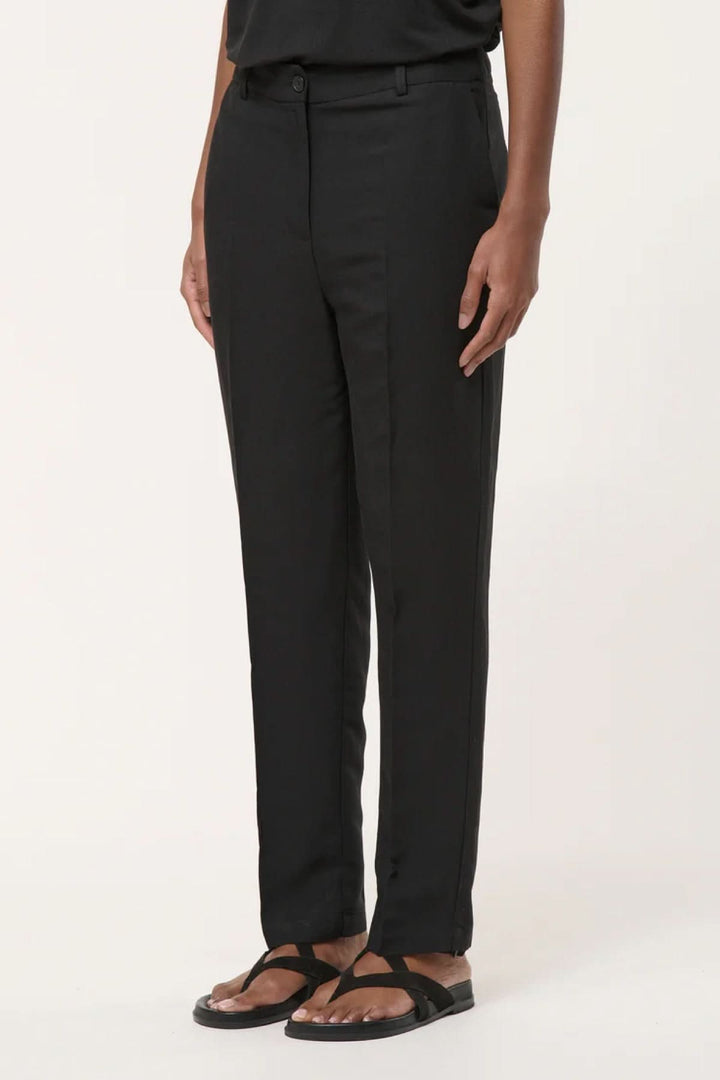 Pantalon tailleur coupe droite noir, élégant et intemporel, pour un look professionnel et habillé. Silhouette allongée, confort toute la journée.