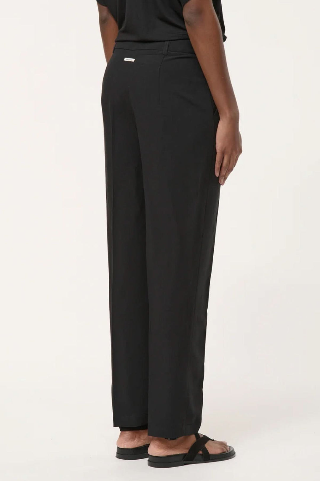 Pantalon tailleur coupe droite noir vue arrière, allonge la silhouette, idéal pour bureau et occasions habillées, tissu fluide.