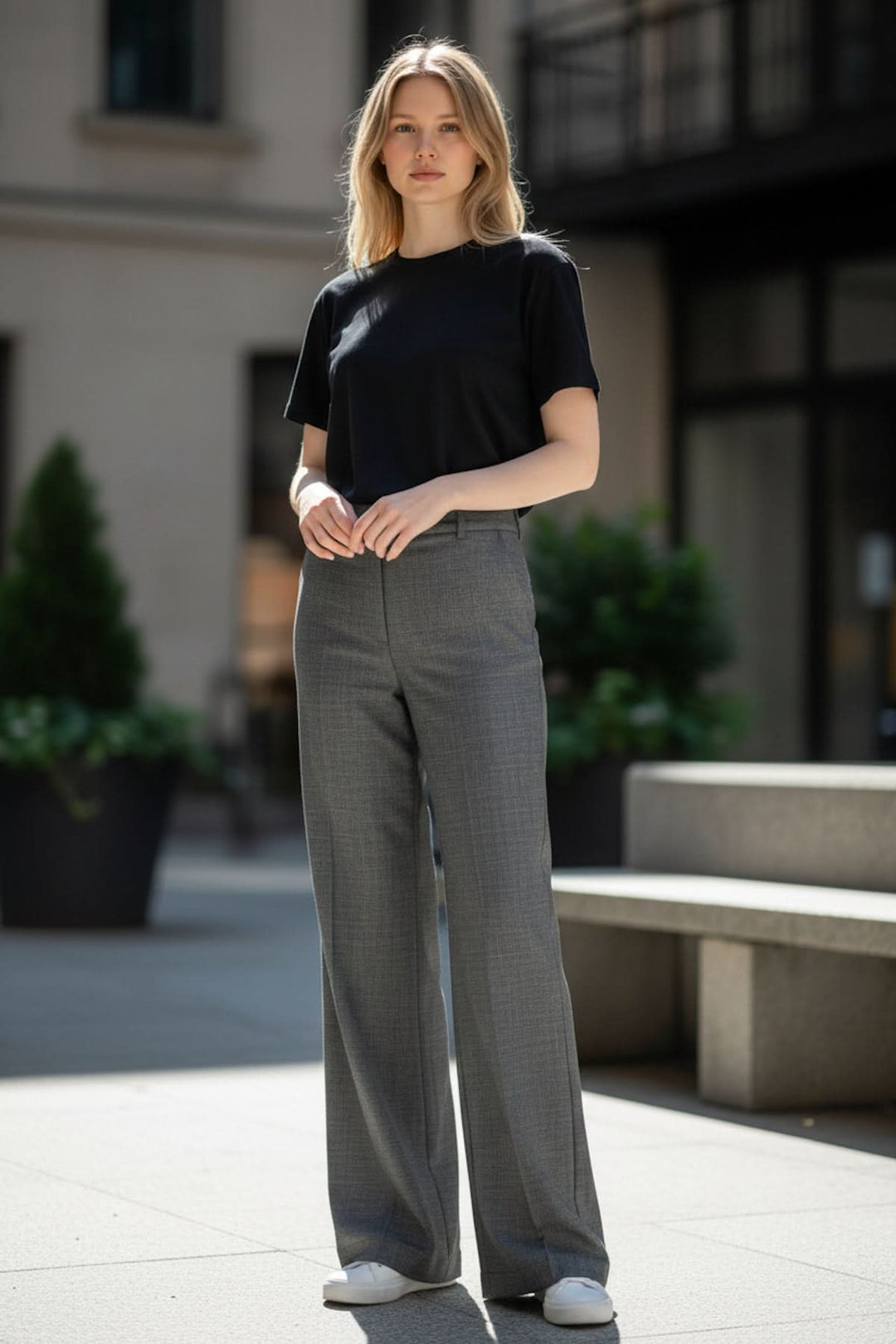 Femme portant le pantalon tailleur droit Cadie, coupe droite élégante, taille haute structurée, style décontracté ou professionnel.