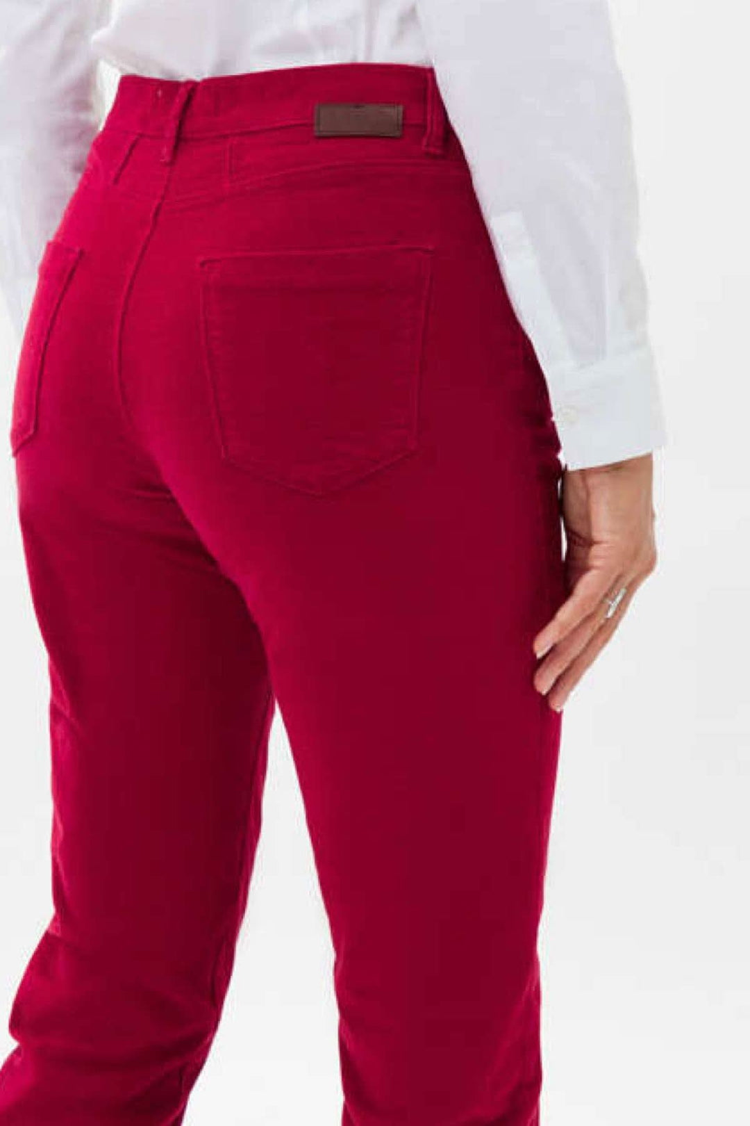 Pantalon velouté Mary pour femme, coupe droite, poches élégantes et finition en velours moelleux.