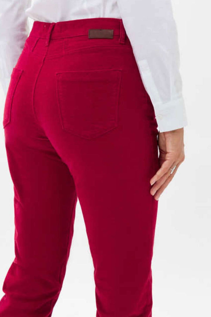 Pantalon velouté Mary pour femme, coupe droite, poches élégantes et finition en velours moelleux.