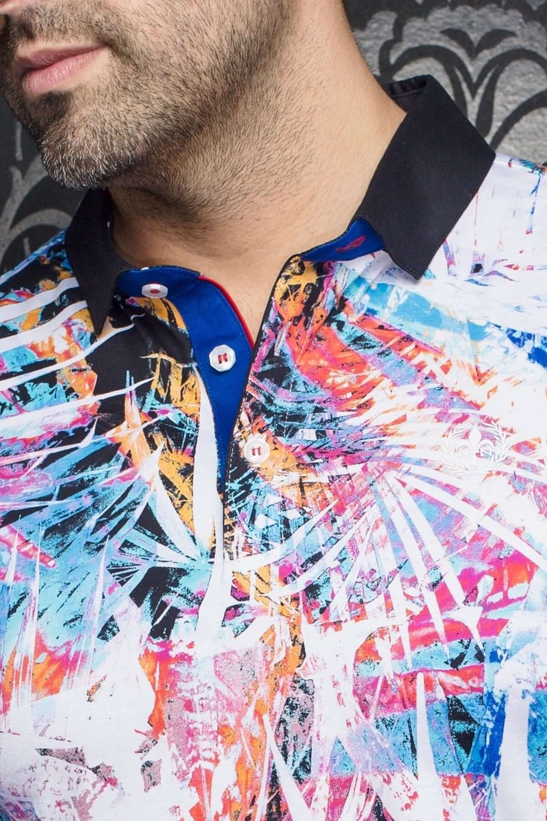 Polo Amazonia à manches courtes avec imprimé coloré et col contrastant, parfait pour les journées estivales.