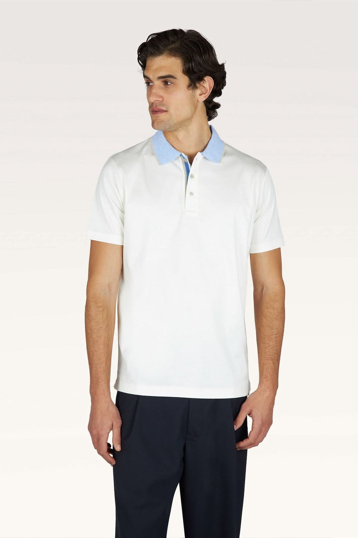 Homme portant Polo Aqua Touch en coton avec col contrastant, élégance estivale moderne et rafraîchissante.