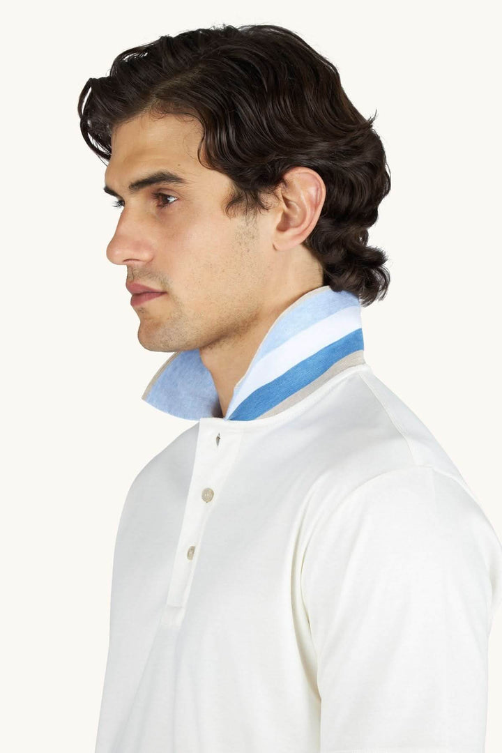 Homme portant un Polo Aqua Touch en coton avec col contrastant, style moderne et élégant, idéal pour la garde-robe estivale.