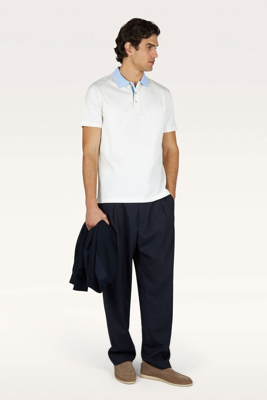 Polo Aqua Touch en coton avec col contrastant porté par un modèle, offrant une élégance moderne et confort idéal pour l&