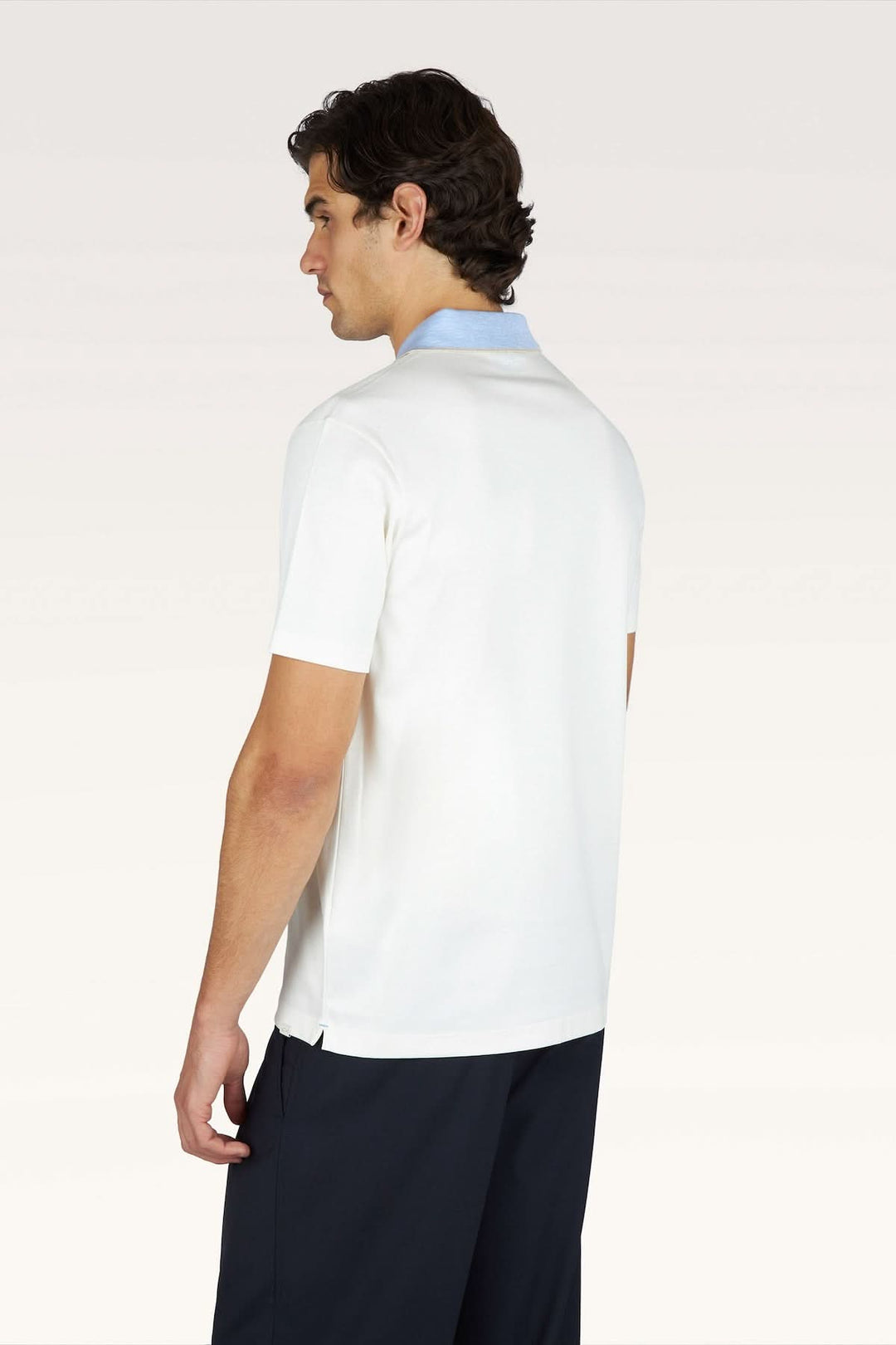 Arrière du Polo Aqua Touch en coton avec col contrastant, modèle blanc avec col bleu, confort optimal pour l&
