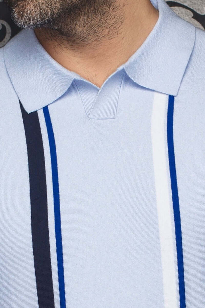 Polo Avery en laine mérinos, rayures verticales bleues et blanches, col polo élégant, style rétro.