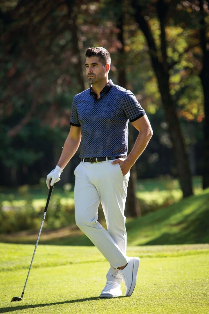 Homme portant un polo Avesta sur un parcours de golf, avec un style décontracté et élégant.