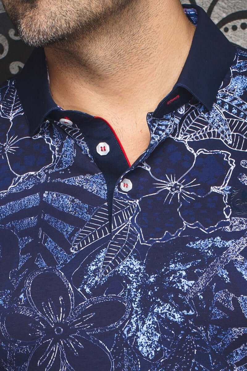 Polo Bennett pour homme avec motifs floraux bleu et col contrastant, offrant confort et élégance.