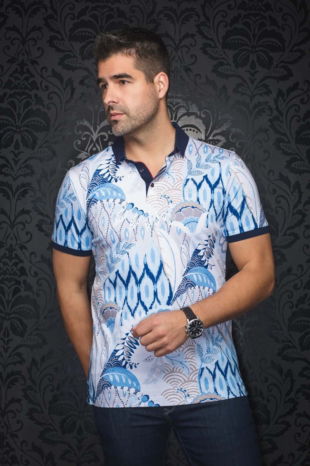 Homme portant un polo Brixley avec motifs bleus sur fond blanc, col contrastant, élégant et confortable.