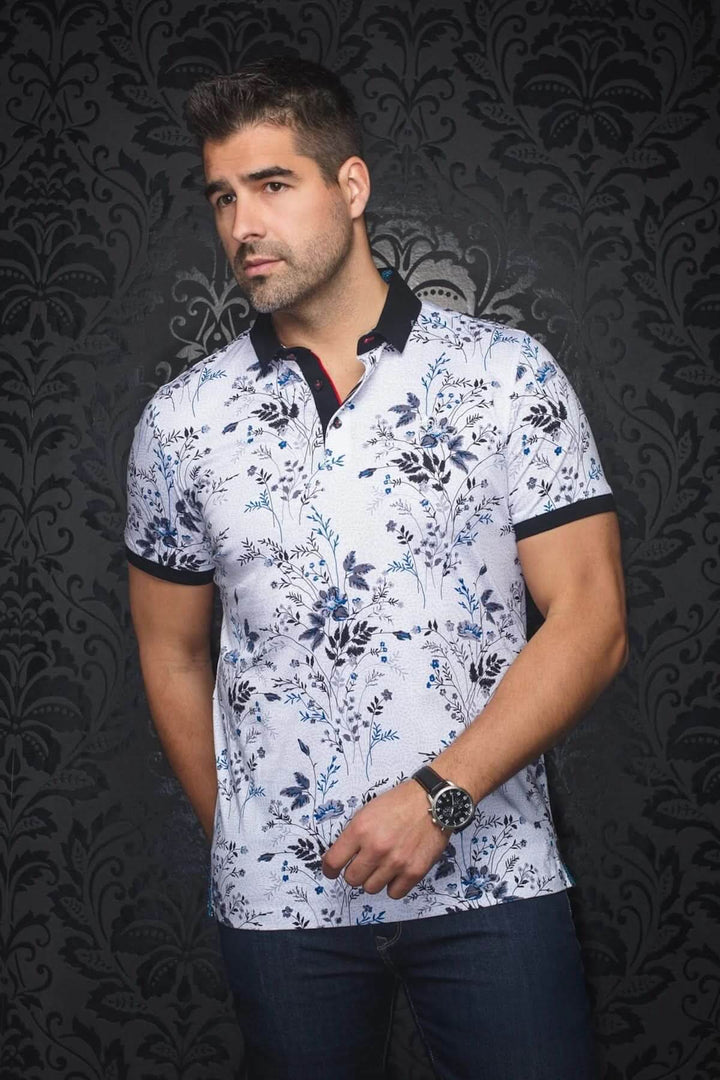 Polo fleuri pour homme sur fond marine, style audacieux et moderne, parfait pour le week-end.